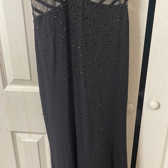 Evening gown Gorgeous black dress worn once. Black shiny beading to the floor. - Picture 10 of 17